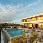 Freedom With Tennis Court, Infinity Pool And Sauna