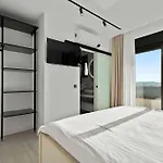 Freedom With Tennis Court, Infinity Pool And Sauna 别墅