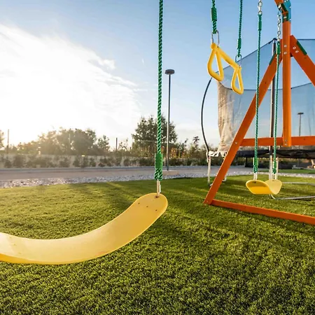 Freedom With Tennis Court, Infinity Pool And Sauna Villa