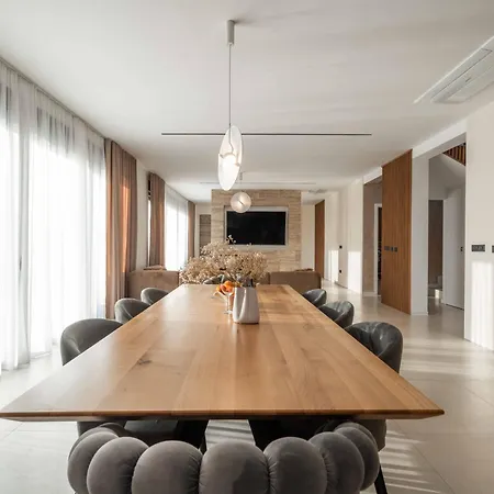 Freedom With Tennis Court, Infinity Pool And Sauna Villa *