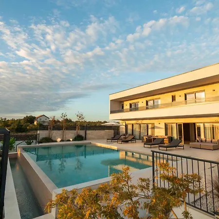 Freedom With Tennis Court, Infinity Pool And Sauna