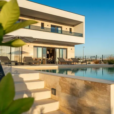 Freedom With Tennis Court, Infinity Pool And Sauna 别墅