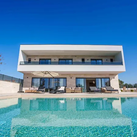 Freedom With Tennis Court, Infinity Pool And Sauna *
