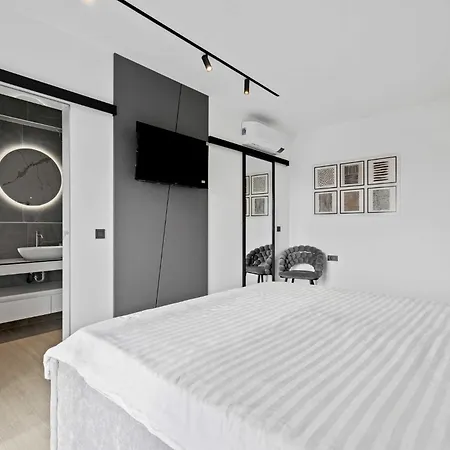 Freedom With Tennis Court, Infinity Pool And Sauna Villa *