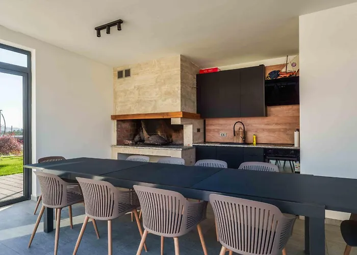 Villa Freedom With Tennis Court, Infinity Pool And Sauna