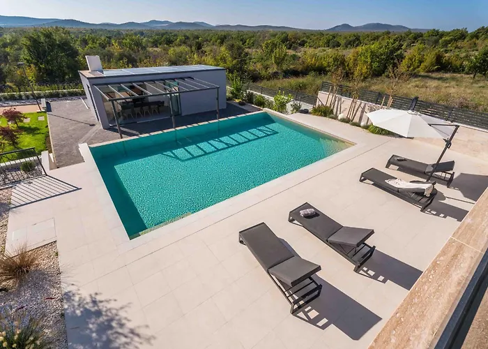 Villa Freedom With Tennis Court, Infinity Pool And Sauna Mala Cista