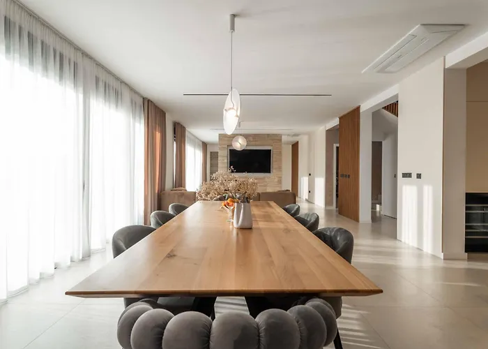 Freedom With Tennis Court, Infinity Pool And Sauna Villa *