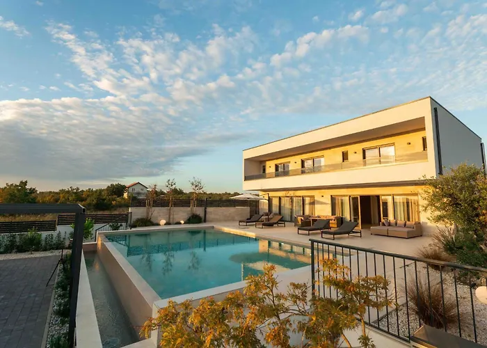 Freedom With Tennis Court, Infinity Pool And Sauna